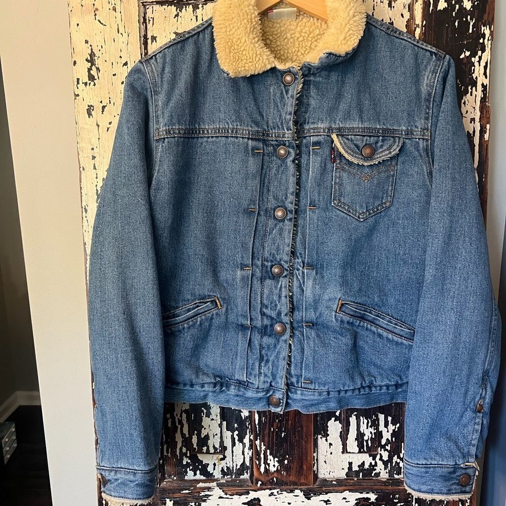 Levi's denim Sherpa Lined cinch back women’s vintage Jacket. Size small.